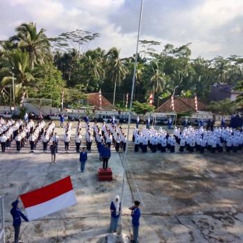 Upacara pembukaan MPLS sekaligus penyematan tanda 